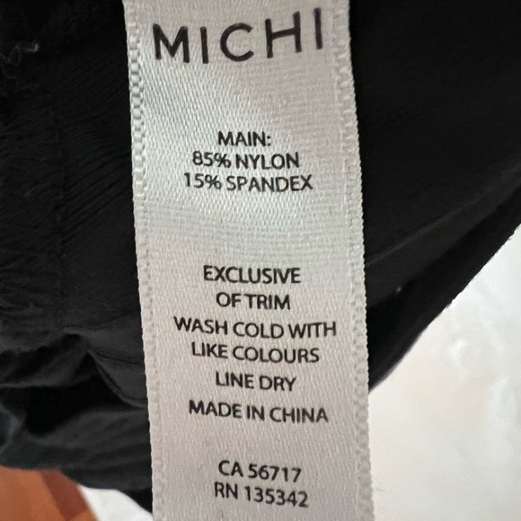 Michi Ribbed Crop Top - Picture 2 of 3